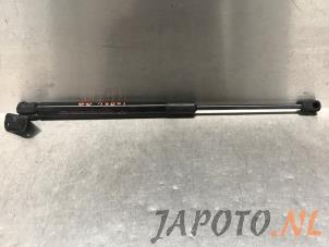 Gebruikte Kofferdekseldemper rechts-achter Kia Stonic (YB) 1.0i T-GDi 12V Prijs € 20,95 Margeregeling aangeboden door Japoto Parts B.V.