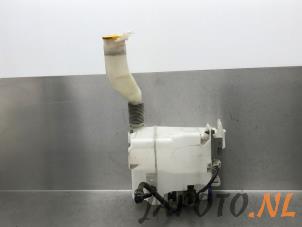 Gebruikte Ruitensproeiertank voor Subaru Forester (SH) 2.0D Prijs € 36,70 Margeregeling aangeboden door Japoto Parts B.V.