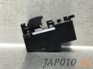 Gebruikte Schakelaar Elektrisch Raam Honda HR-V (RU) 1.5 i-VTEC 16V Prijs € 20,95 Margeregeling aangeboden door Japoto Parts B.V.