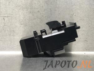 Gebruikte Schakelaar Elektrisch Raam Honda HR-V (RU) 1.5 i-VTEC 16V Prijs € 20,95 Margeregeling aangeboden door Japoto Parts B.V.