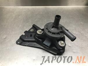 Gebruikte Extra waterpomp Toyota Yaris III (P13) 1.5 16V Hybrid Prijs € 52,45 Margeregeling aangeboden door Japoto Parts B.V.