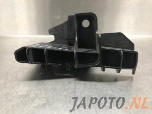 Gebruikte Bumpersteun links-achter Toyota Yaris III (P13) 1.5 16V Hybrid Prijs € 20,99 Margeregeling aangeboden door Japoto Parts B.V.