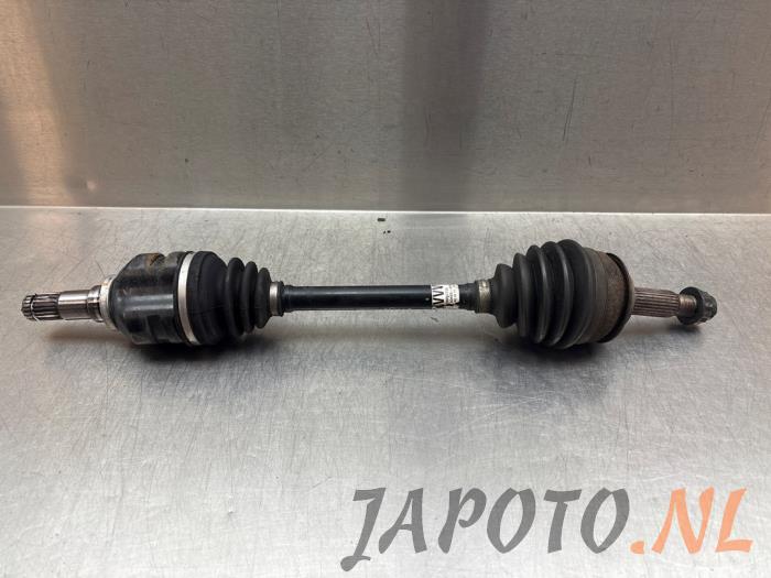 Gebruikte Aandrijfas links-voor Toyota Yaris III (P13) 1.5 16V Hybrid Prijs € 52,45 Margeregeling aangeboden door Japoto Parts B.V.