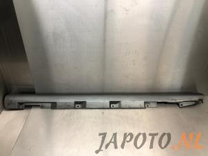 Gebruikte Sideskirt links Toyota Corolla Verso (R10/11) 2.2 D-4D 16V Prijs € 78,70 Margeregeling aangeboden door Japoto Parts B.V.