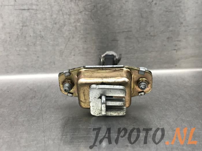 Deurvanger 4Deurs links-achter van een Toyota Yaris (P1) 1.3 16V VVT-i 2001