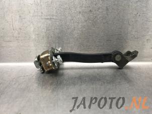 Gebruikte Deurvanger 4Deurs links-achter Toyota Yaris (P1) 1.3 16V VVT-i Prijs € 15,74 Margeregeling aangeboden door Japoto Parts B.V.