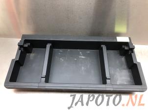 Gebruikte Opbergvak Toyota Auris Touring Sports (E18) 1.8 16V Hybrid Prijs € 52,45 Margeregeling aangeboden door Japoto Parts B.V.