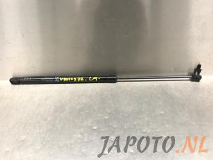 Gebruikte Kofferdekseldemper links-achter Hyundai i20 (BC3) 1.0 T-GDI 100 Mild Hybrid 48V 12V Prijs € 20,99 Margeregeling aangeboden door Japoto Parts B.V.