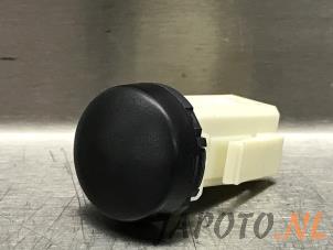 Gebruikte Lichtsensor Toyota Yaris IV (P21/PA1/PH1) 1.5 12V Hybrid 115 Prijs € 26,20 Margeregeling aangeboden door Japoto Parts B.V.