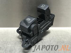 Gebruikte Handrem schakelaar Toyota Yaris IV (P21/PA1/PH1) 1.5 12V Hybrid 115 Prijs € 52,45 Margeregeling aangeboden door Japoto Parts B.V.