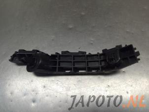 Gebruikte Bumpersteun rechts-voor Toyota Yaris IV (P21/PA1/PH1) 1.5 12V Hybrid 115 Prijs € 26,24 Margeregeling aangeboden door Japoto Parts B.V.