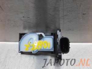 Gebruikte Luchtmassameter Toyota Yaris IV (P21/PA1/PH1) 1.5 12V VVT-i Prijs € 36,70 Margeregeling aangeboden door Japoto Parts B.V.