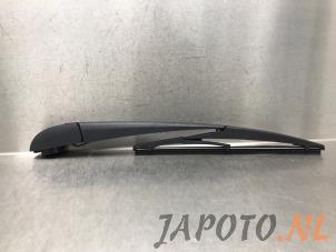 Gebruikte Ruitenwisserarm achter Toyota Yaris IV (P21/PA1/PH1) 1.5 12V Hybrid 115 Prijs € 26,20 Margeregeling aangeboden door Japoto Parts B.V.