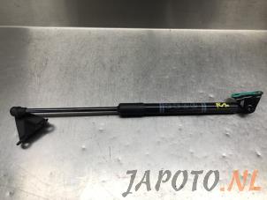 Gebruikte Gasdemper rechts-achter Toyota Yaris IV (P21/PA1/PH1) 1.5 12V Hybrid 115 Prijs € 26,20 Margeregeling aangeboden door Japoto Parts B.V.