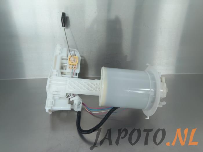 Gebruikte Tank element Pomp Toyota Yaris IV (P21/PA1/PH1) 1.5 12V Hybrid 115 Prijs € 104,95 Margeregeling aangeboden door Japoto Parts B.V.