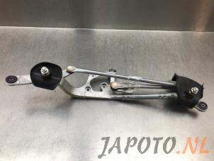 Gebruikte Ruitenwis Mechaniek Toyota Yaris IV (P21/PA1/PH1) 1.5 12V Hybrid 115 Prijs € 104,95 Margeregeling aangeboden door Japoto Parts B.V.