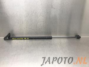 Gebruikte Kofferdekseldemper rechts-achter Mitsubishi Outlander (GF/GG) 2.0 16V PHEV 4x4 Prijs € 20,95 Margeregeling aangeboden door Japoto Parts B.V.