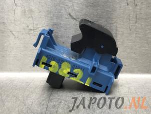 Gebruikte Ruit schakelaar elektrisch Toyota Avensis Wagon (T27) 1.8 16V VVT-i Prijs € 15,70 Margeregeling aangeboden door Japoto Parts B.V.