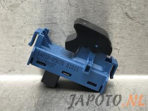 Gebruikte Ruit schakelaar elektrisch Toyota Avensis Wagon (T27) 1.8 16V VVT-i Prijs € 15,70 Margeregeling aangeboden door Japoto Parts B.V.