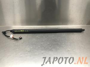 Gebruikte Kofferdekseldemper links-achter Lynk &amp; Co 01 1.5 PHEV Prijs € 131,25 Margeregeling aangeboden door Japoto Parts B.V.