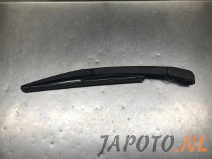 Gebruikte Ruitenwisserarm achter Kia Rio IV (YB) 1.0i T-GDi 100 12V Prijs € 15,70 Margeregeling aangeboden door Japoto Parts B.V.