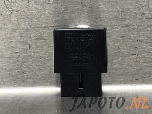 Gebruikte Gevarenlicht relais Lexus LBX 1.5 Hybrid 2WD Prijs € 26,20 Margeregeling aangeboden door Japoto Parts B.V.