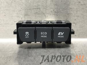 Gebruikte ASR schakelaar Lexus LBX 1.5 Hybrid 2WD Prijs € 26,20 Margeregeling aangeboden door Japoto Parts B.V.