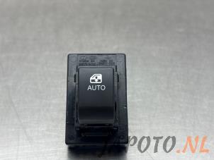 Gebruikte Raam schakelaar elektrisch Kia Pro cee'd (EDB3) 1.4 CVVT 16V Prijs € 15,70 Margeregeling aangeboden door Japoto Parts B.V.