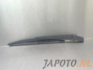 Gebruikte Ruitenwisserarm achter Nissan Juke (F15) 1.6 16V Prijs € 10,49 Margeregeling aangeboden door Japoto Parts B.V.