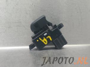 Gebruikte Ruit schakelaar elektrisch Nissan Juke (F15) 1.6 16V Prijs € 10,45 Margeregeling aangeboden door Japoto Parts B.V.
