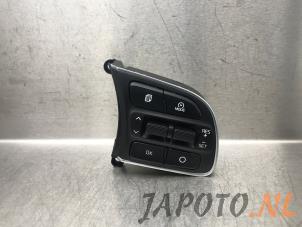 Gebruikte Schakelaar stuurbediening Kia Niro I (DE) 1.6 GDI Hybrid Prijs € 52,45 Margeregeling aangeboden door Japoto Parts B.V.