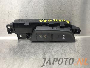 Gebruikte Stoelverwarmings Schakelaar Hyundai Kona (OS) 1.6 GDi HEV 16V Prijs € 26,20 Margeregeling aangeboden door Japoto Parts B.V.