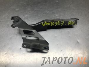 Gebruikte Motorkap Scharnier Mazda 3 (BM/BN) 2.2 SkyActiv-D 150 16V Prijs € 20,95 Margeregeling aangeboden door Japoto Parts B.V.
