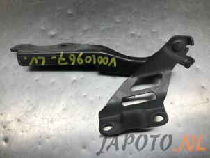 Gebruikte Motorkap Scharnier Mazda 3 (BM/BN) 2.2 SkyActiv-D 150 16V Prijs € 20,95 Margeregeling aangeboden door Japoto Parts B.V.