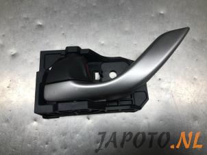 Gebruikte Deurgreep 4Deurs links-achter Mazda 3 (BM/BN) 2.2 SkyActiv-D 150 16V Prijs € 15,74 Margeregeling aangeboden door Japoto Parts B.V.