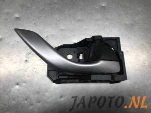 Gebruikte Deurgreep 4Deurs rechts-voor Mazda 3 (BM/BN) 2.2 SkyActiv-D 150 16V Prijs € 15,74 Margeregeling aangeboden door Japoto Parts B.V.