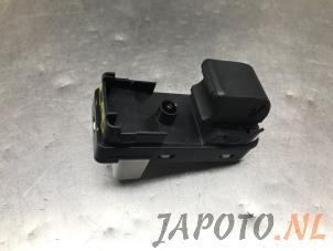 Gebruikte Ruit schakelaar elektrisch Mazda 3 (BM/BN) 2.2 SkyActiv-D 150 16V Prijs € 15,70 Margeregeling aangeboden door Japoto Parts B.V.