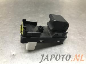 Gebruikte Ruit schakelaar elektrisch Mazda 3 (BM/BN) 2.2 SkyActiv-D 150 16V Prijs € 15,70 Margeregeling aangeboden door Japoto Parts B.V.