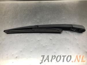 Gebruikte Ruitenwisserarm achter Kia Rio III (UB) 1.2 CVVT 16V Prijs € 15,70 Margeregeling aangeboden door Japoto Parts B.V.