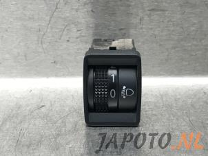 Gebruikte Schakelaar Koplamp Ihv Nissan NV 200 Evalia (M20M) E-NV200 Prijs € 12,64 Inclusief btw aangeboden door Japoto Parts B.V.