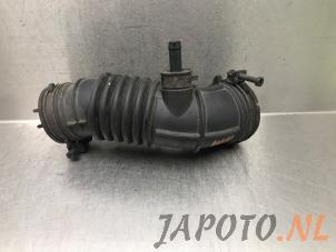 Gebruikte Aanzuigslang Lucht Kia Rio III (UB) 1.2 CVVT 16V Prijs € 26,20 Margeregeling aangeboden door Japoto Parts B.V.