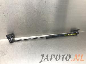 Gebruikte Gasdemper links-achter Toyota C-HR (X1,X5) 1.8 16V Hybrid Prijs € 15,70 Margeregeling aangeboden door Japoto Parts B.V.