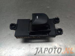 Gebruikte Ruit schakelaar elektrisch Hyundai i30 (GDHB5) 1.6 GDI Blue 16V Prijs € 15,70 Margeregeling aangeboden door Japoto Parts B.V.