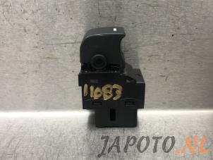 Gebruikte Elektrisch Raam Schakelaar Kia Venga 1.4 CVVT 16V Prijs € 26,20 Margeregeling aangeboden door Japoto Parts B.V.