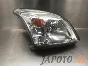 Gebruikte Koplamp rechts Toyota Land Cruiser (J12) 3.0 D-4D 16V Prijs € 52,45 Margeregeling aangeboden door Japoto Parts B.V.
