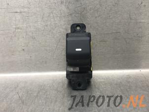 Gebruikte Schakelaar Elektrisch Raam Hyundai i20 (BC3) 1.0 T-GDI 100 12V Prijs € 15,70 Margeregeling aangeboden door Japoto Parts B.V.