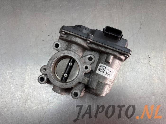 Gebruikte Gasklephuis Nissan Micra (K14) 0.9 IG-T 12V Prijs € 78,74 Margeregeling aangeboden door Japoto Parts B.V.