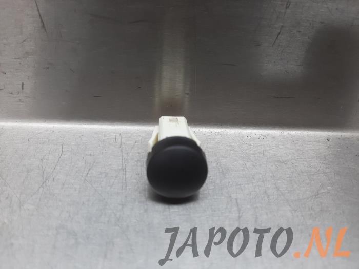 Gebruikte Lichtsensor Toyota Yaris IV (P21/PA1/PH1) 1.5 12V Hybrid 115 Prijs € 26,20 Margeregeling aangeboden door Japoto Parts B.V.