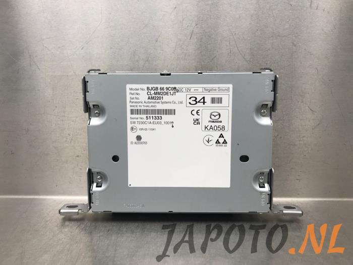 Gebruikte Radio module Mazda CX-30 (DM) 2.0 e-SkyActiv-G 150 16V Prijs € 472,45 Margeregeling aangeboden door Japoto Parts B.V.