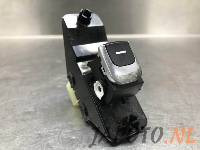 Gebruikte Ruit schakelaar elektrisch Kia Niro I (DE) E-Niro 64 kWh Prijs € 20,95 Margeregeling aangeboden door Japoto Parts B.V.